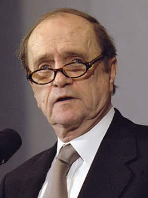 Comedian Bob Newhart. Photo by Jim Wallace (Smithsonian Institution). Shared under CC BY 2.0 license. From: https://commons.wikimedia.org/wiki/File:Comedian_Bob_Newhart.jpg